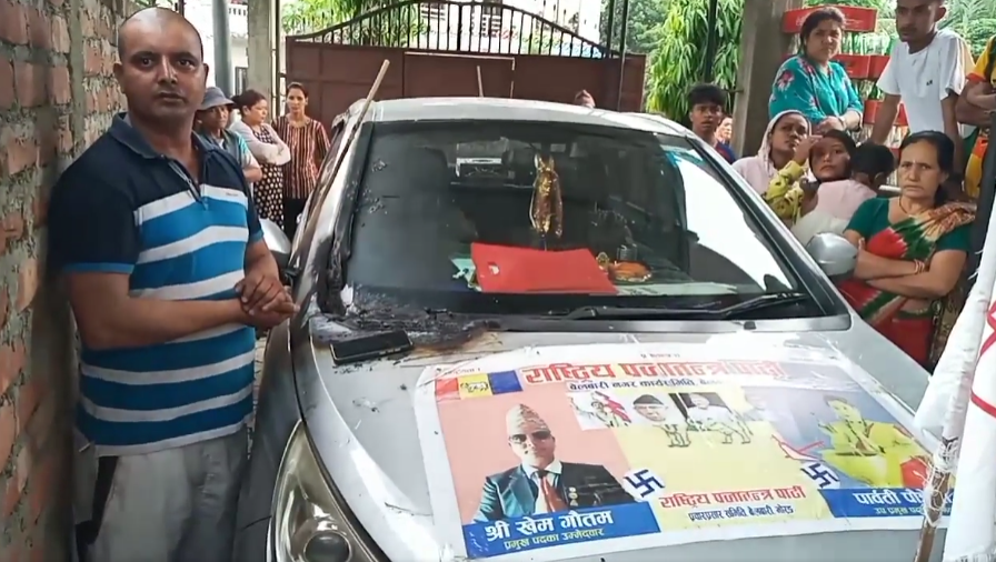 मेयरका उम्मेदवार भन्छन्- राति १ः४० मा घरमै पसेर गाडीमा आगाे लगाए, पार्टीकाे झण्डा जलाए